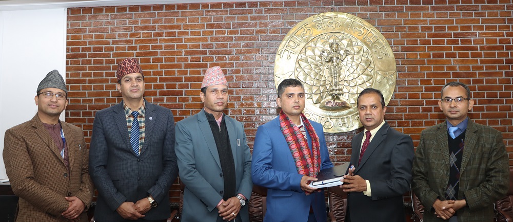 नेपाल बैंकद्वारा स्थापित सरदार गुञ्जमान सिंह स्वर्ण पदक गोल्ड मेडलिस्ट खरेललाई प्रदान