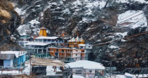 भारी हिमपात र वर्षाका कारण चारधाम हिँडेका तीर्थयात्री श्रीनगरमा रोकिए
