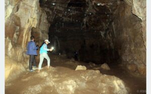 सीता गुफामा पर्यटक