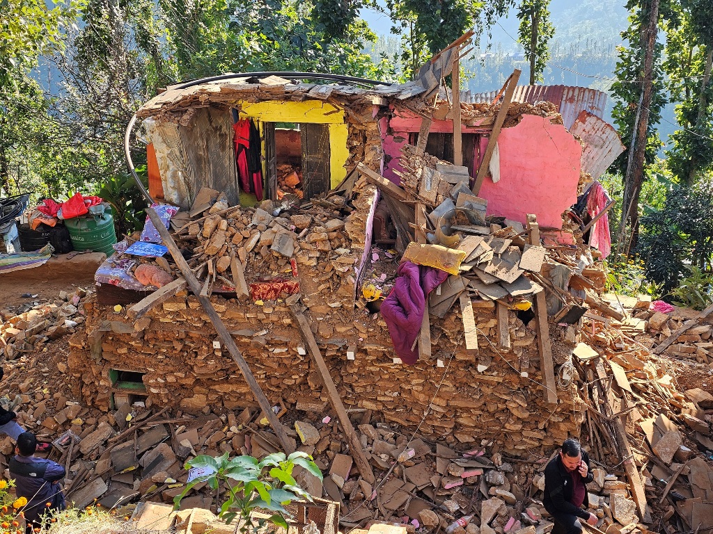 भूकम्पपीडितको अस्थायी आवास निर्माणका लागि एक अर्ब ४१ करोड निकासा   