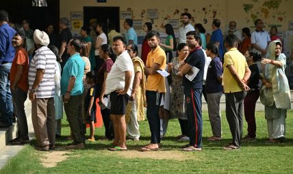 प्रचण्ड गर्मीका बीच भारतमा दोस्रो चरणको मतदान सुरु   
